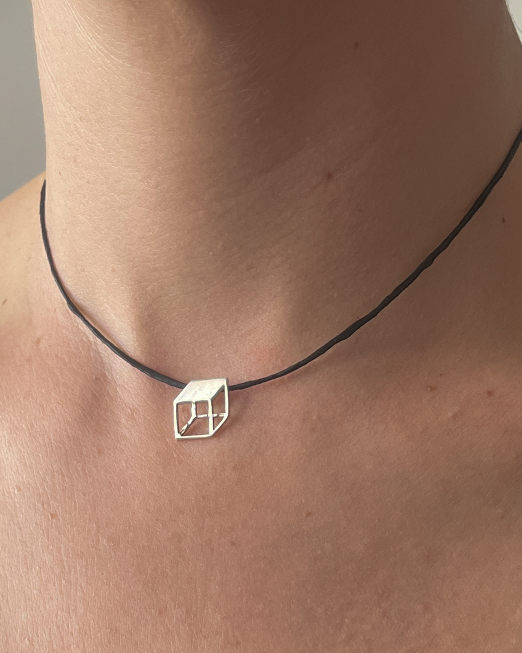 COLLAR MINI CUBO